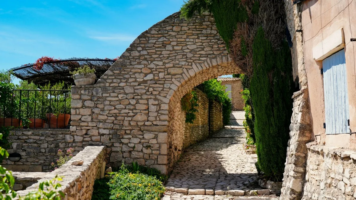 Ruelle de pierre et arche en Haute-Provence, illustration