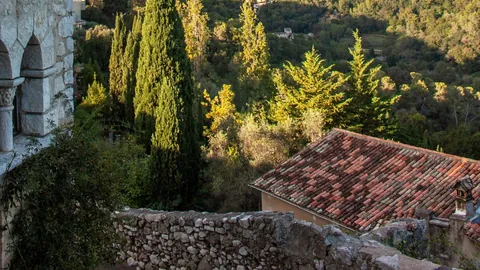 Village de Haute-Provence, tourelle de pierre et vallée, illustration